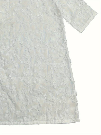 Hvit kjole med V-utringning i brodert netting