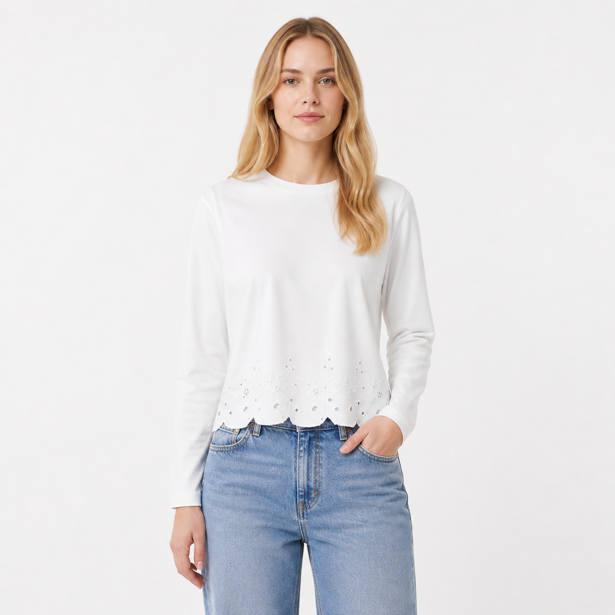 Basic T-skjorte til Dame – Med Brodert Hem &amp; Elegant Hverdagsstil