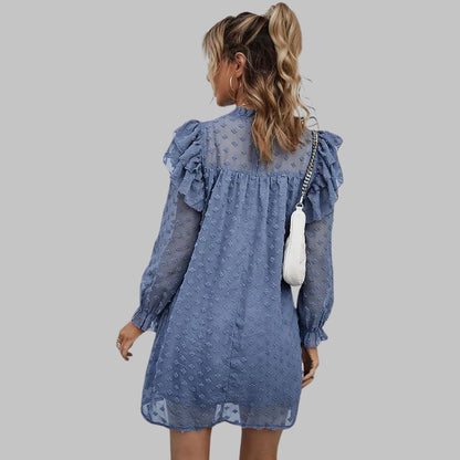 Elegant kjole med volanger og broderte blomsterdetaljer