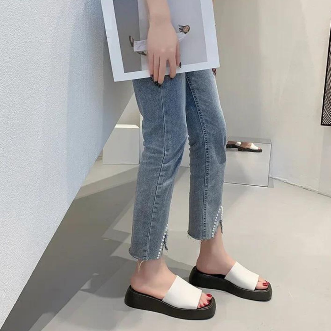 Minimalistiske slidesandaler med bred rem
