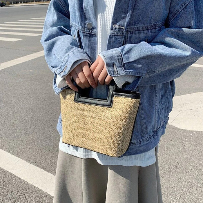 Elegant clutch med tekstur og iøynefallende håndtak