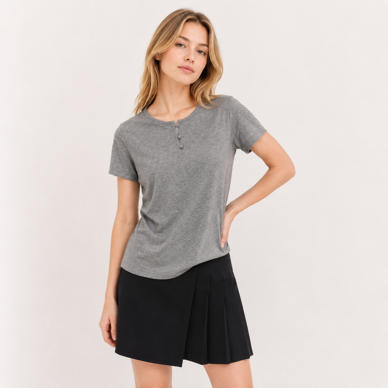 Ribbestrikket T-skjorte til Dame – Sommertopp med Cut-Out og Perleknapper