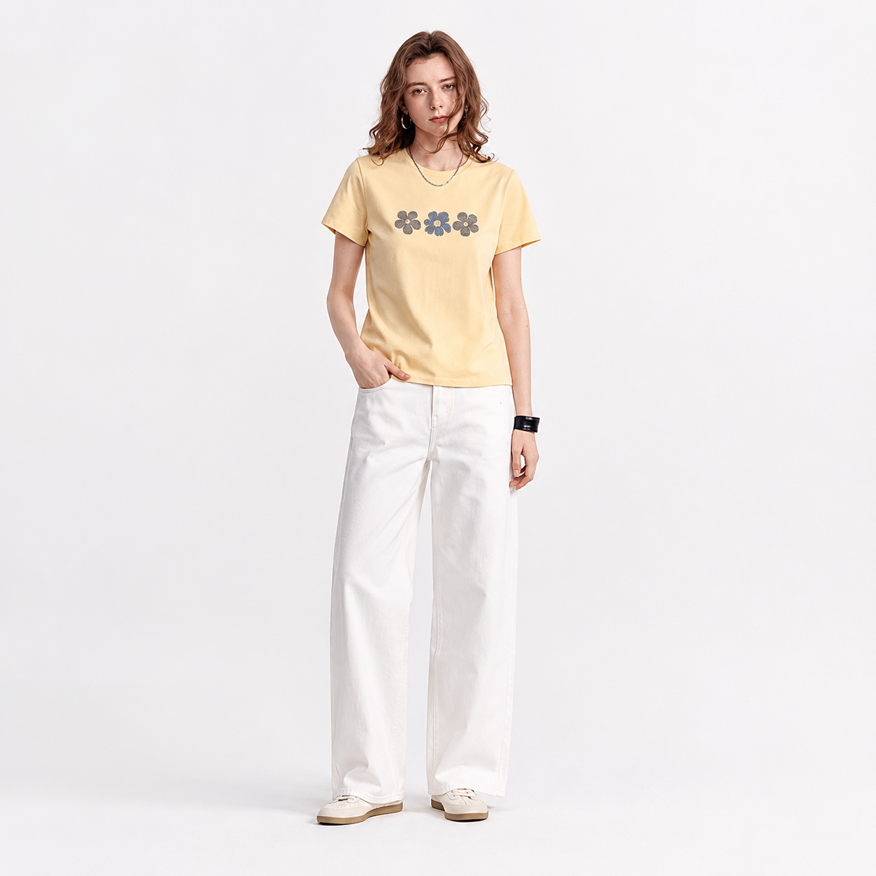 Bomulls T-skjorte til Dame med Blomsterbroderi – Fresh og Komfortabel Sommerstil