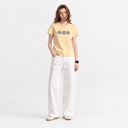 Bomulls T-skjorte til Dame med Blomsterbroderi – Fresh og Komfortabel Sommerstil