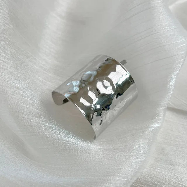 Hårbånd i metall med skulpturelt design