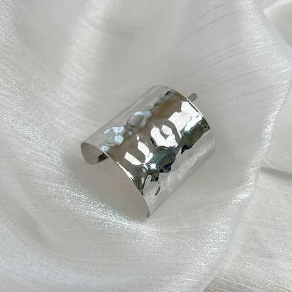 Hårbånd i metall med skulpturelt design