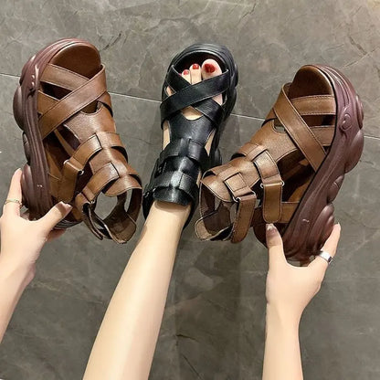Fasjonable criscross-sandaler