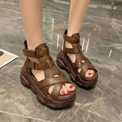 Fasjonable criscross-sandaler