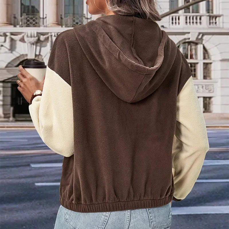 Fleecejakke med hette og lappeteppedesign