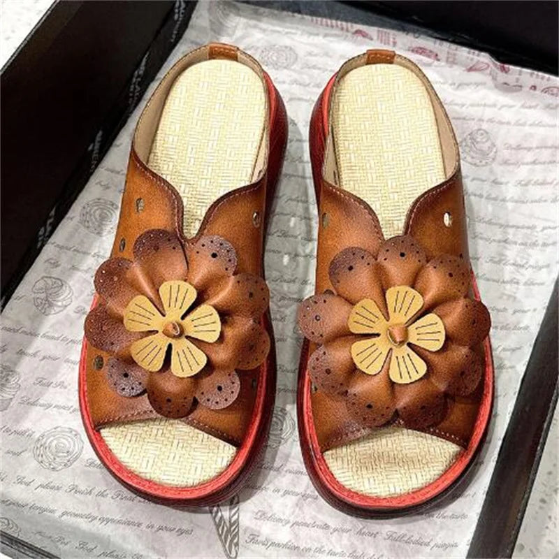 Sandaler med blomstermønster og kilehæl