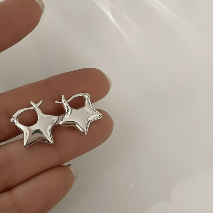 Stjerneformede zirkonia-øreringer med korsdetalj