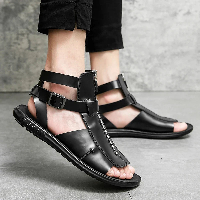 Flate skinnsandaler i romersk stil