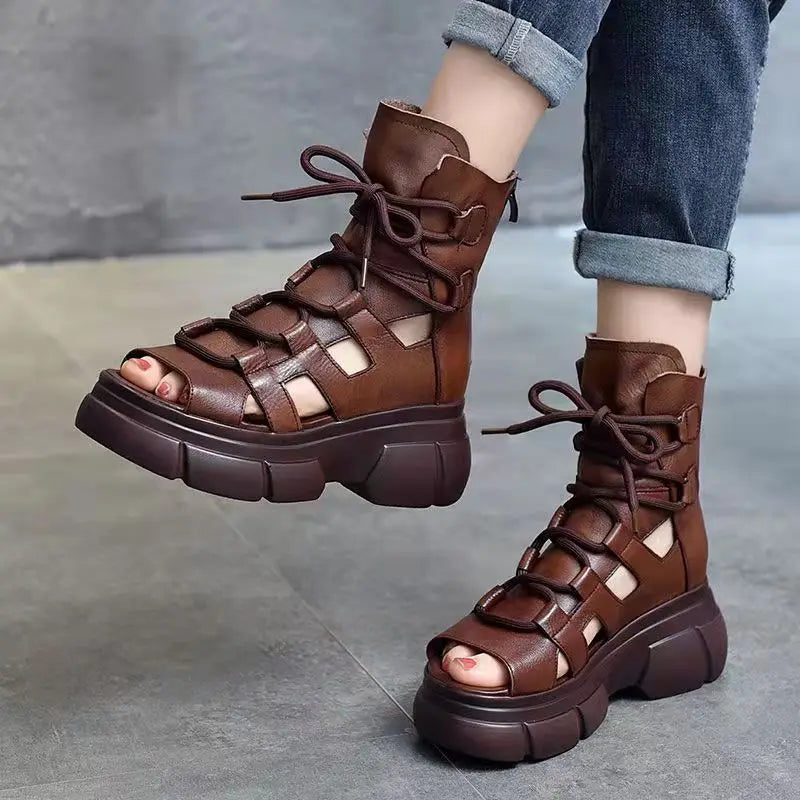 Sandaler med kilehæl og ankelrem