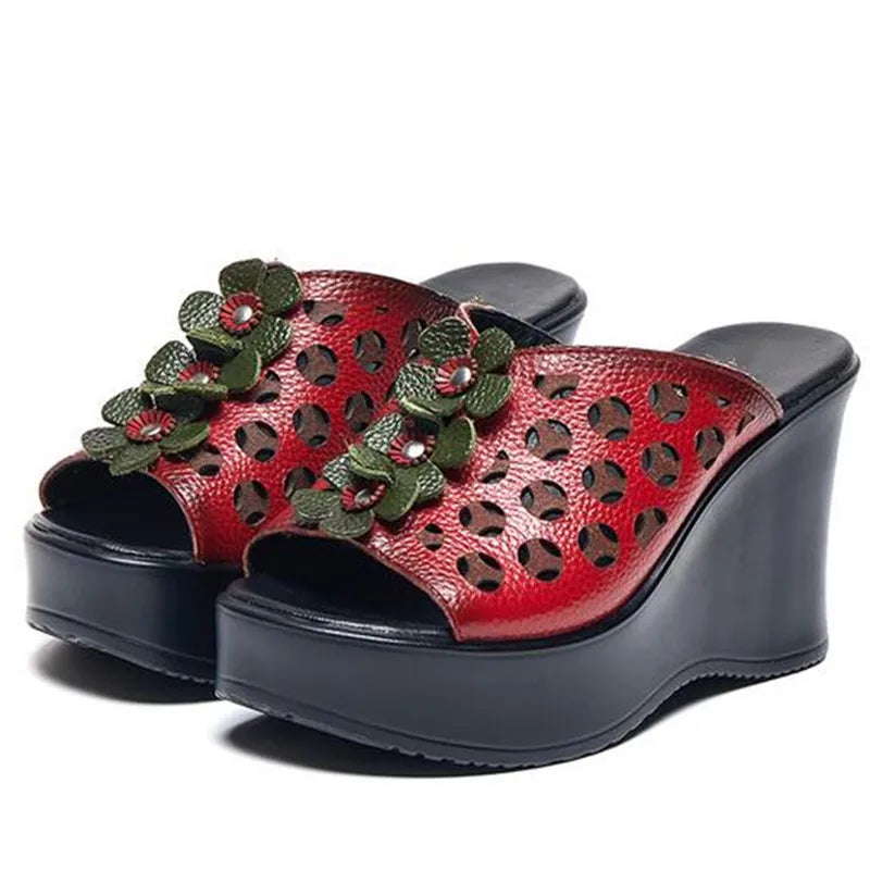 Sandaler i skinn med blomstermønster og hæl