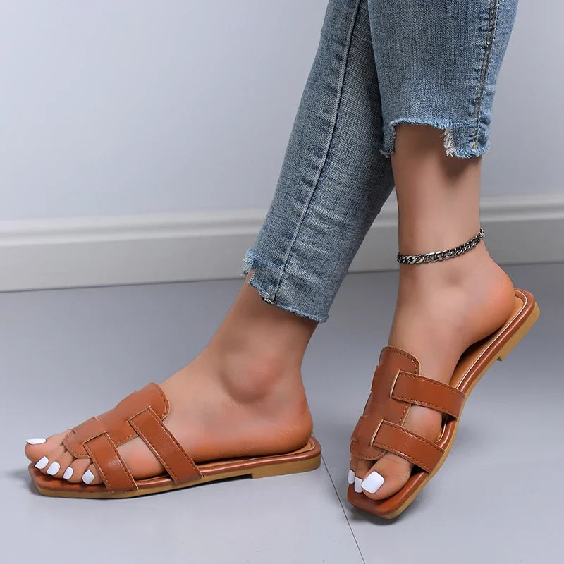 Moderne romerske flate sandaler