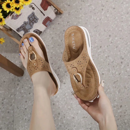 Komfortable flip flops med kilehæl