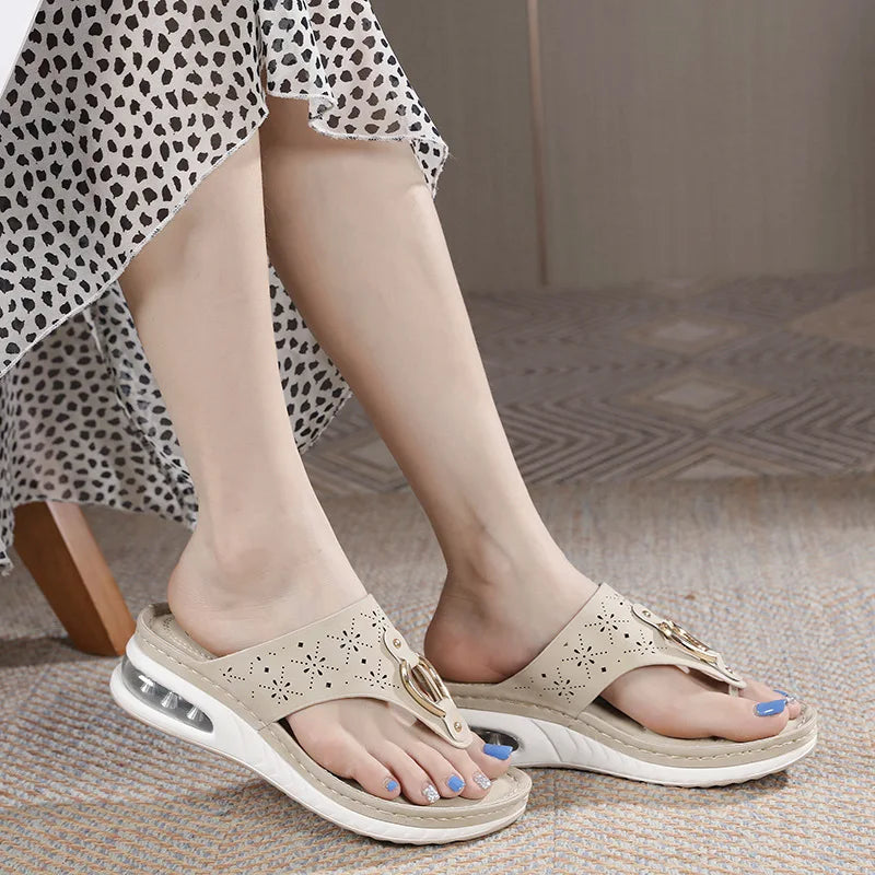 Komfortable flip flops med kilehæl