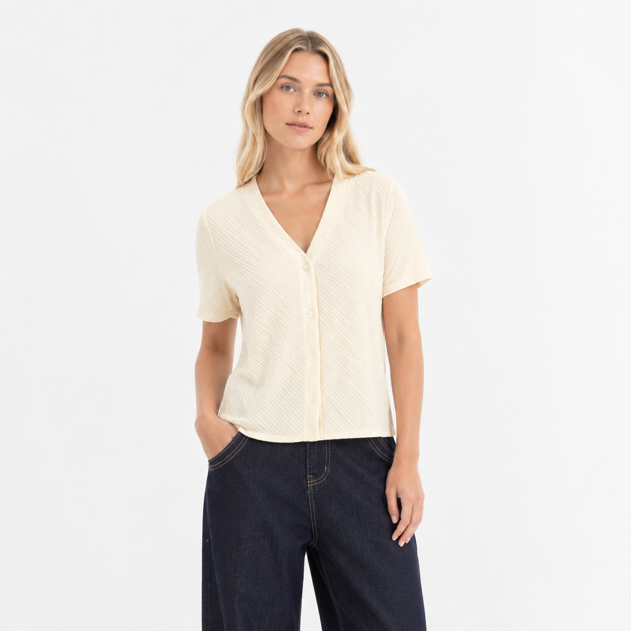 Stripet Strikket Topp til Dame – V-hals med Perleknapper og Elegant Sommerstil