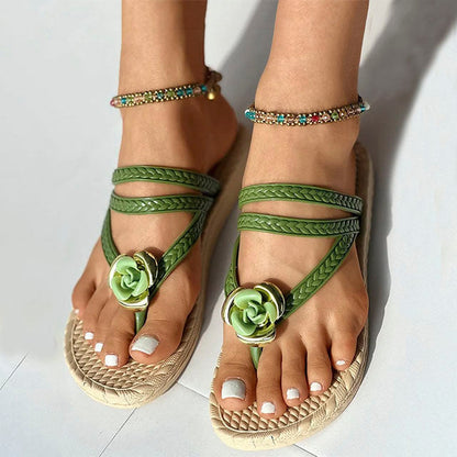 Flettede sandaler med blomsterdekorasjoner