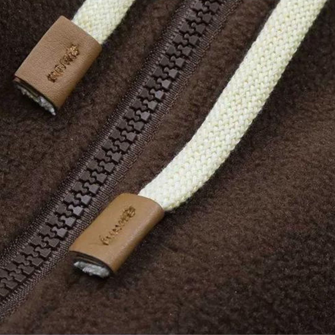Fleecejakke med hette og lappeteppedesign