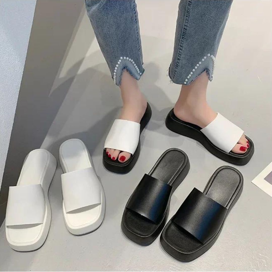 Minimalistiske slidesandaler med bred rem