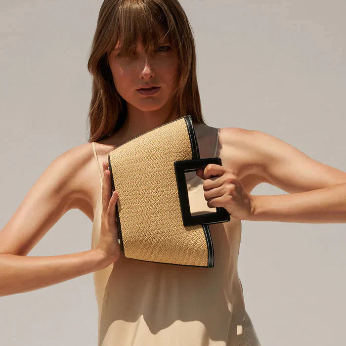 Elegant clutch med tekstur og iøynefallende håndtak