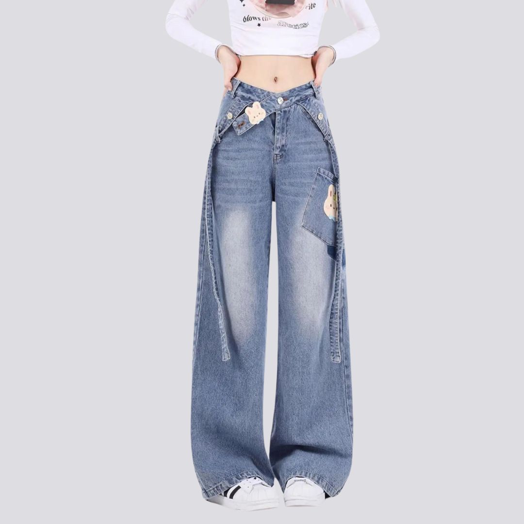 Fancy, lappete jeans med vide ben og belte