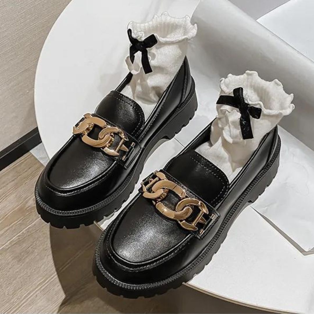 Klassisk loafer med kjededetaljer