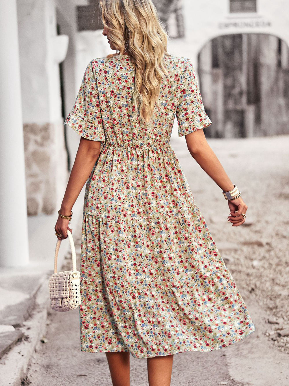 Fasjonabel elegant kjole med V-hals for kvinner