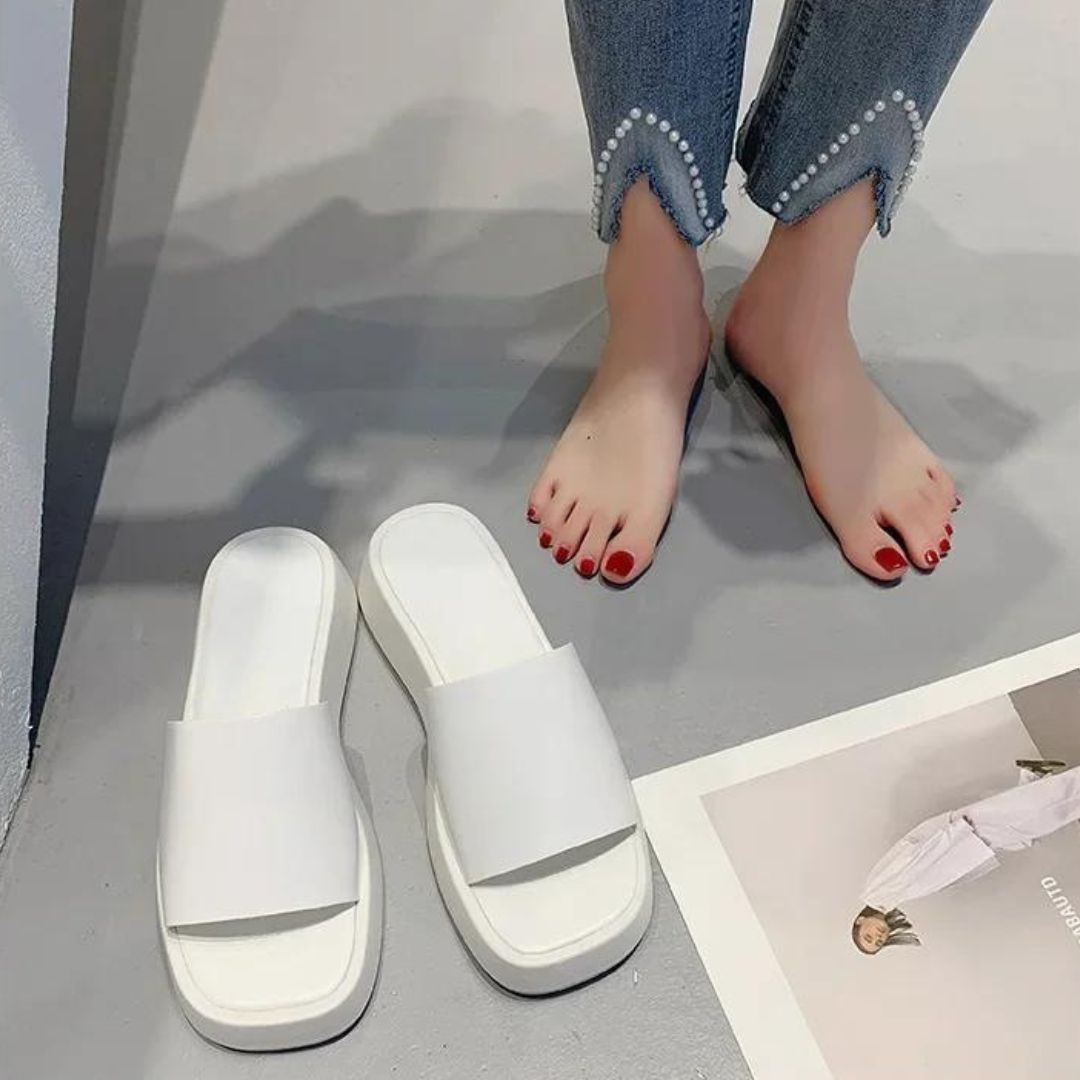 Minimalistiske slidesandaler med bred rem
