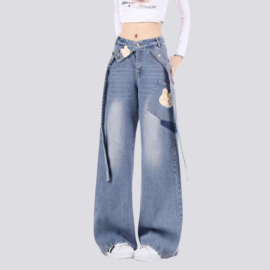 Fancy, lappete jeans med vide ben og belte