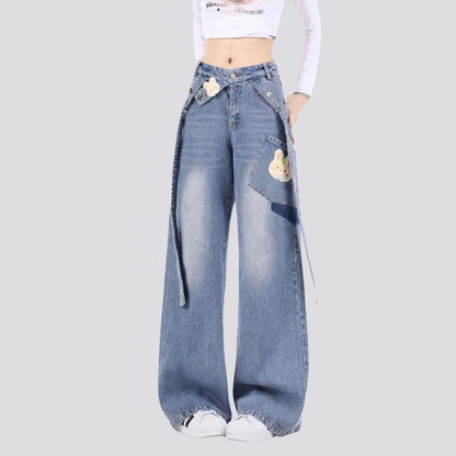 Fancy, lappete jeans med vide ben og belte