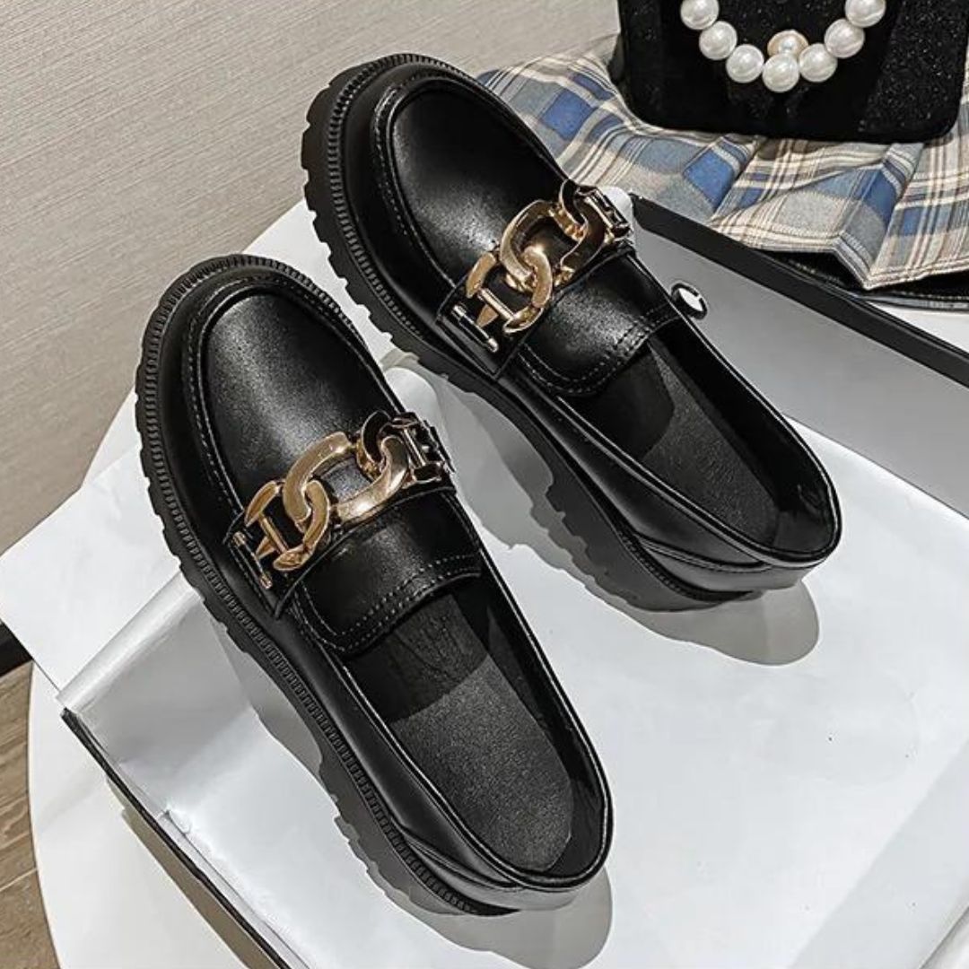 Klassisk loafer med kjededetaljer