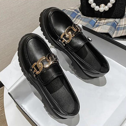 Klassisk loafer med kjededetaljer