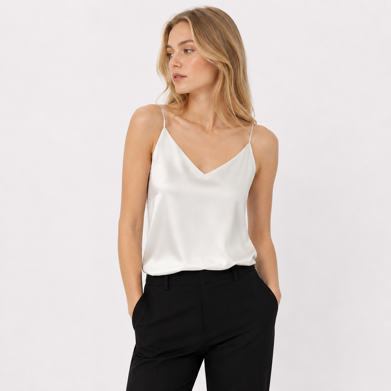 Sateng Camisole til Dame – Lang Topp med Smale Stropper – Hvit