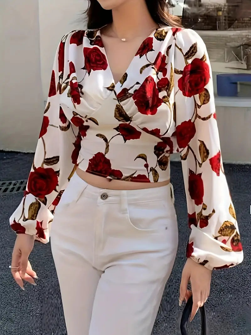 Cropped bluse med V-hals og sløyfe på ryggen med rosemønster