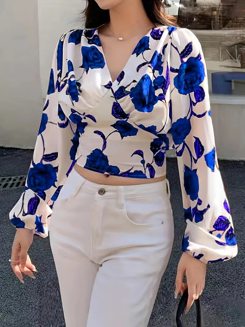Cropped bluse med V-hals og sløyfe på ryggen med rosemønster