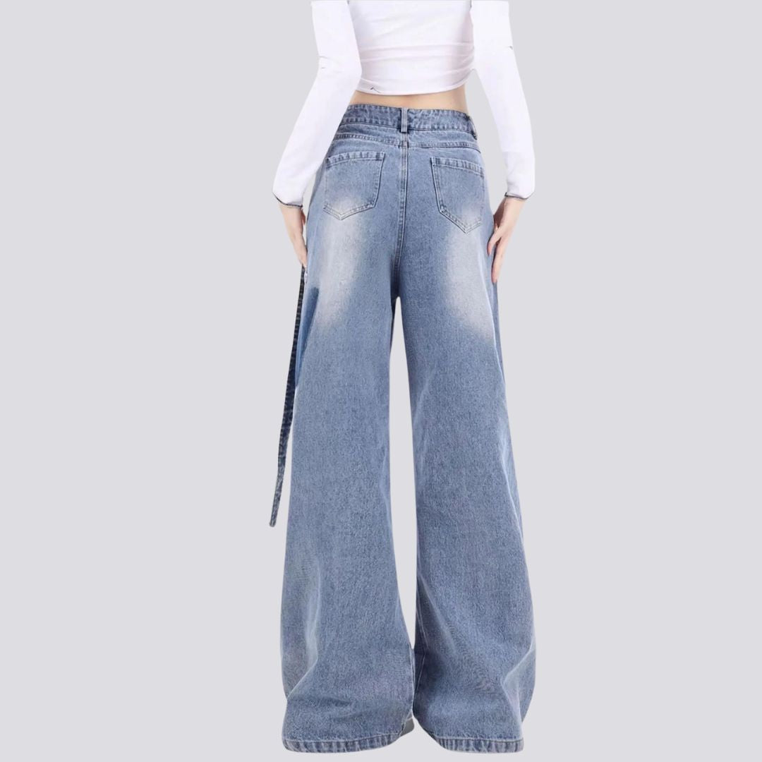 Fancy, lappete jeans med vide ben og belte