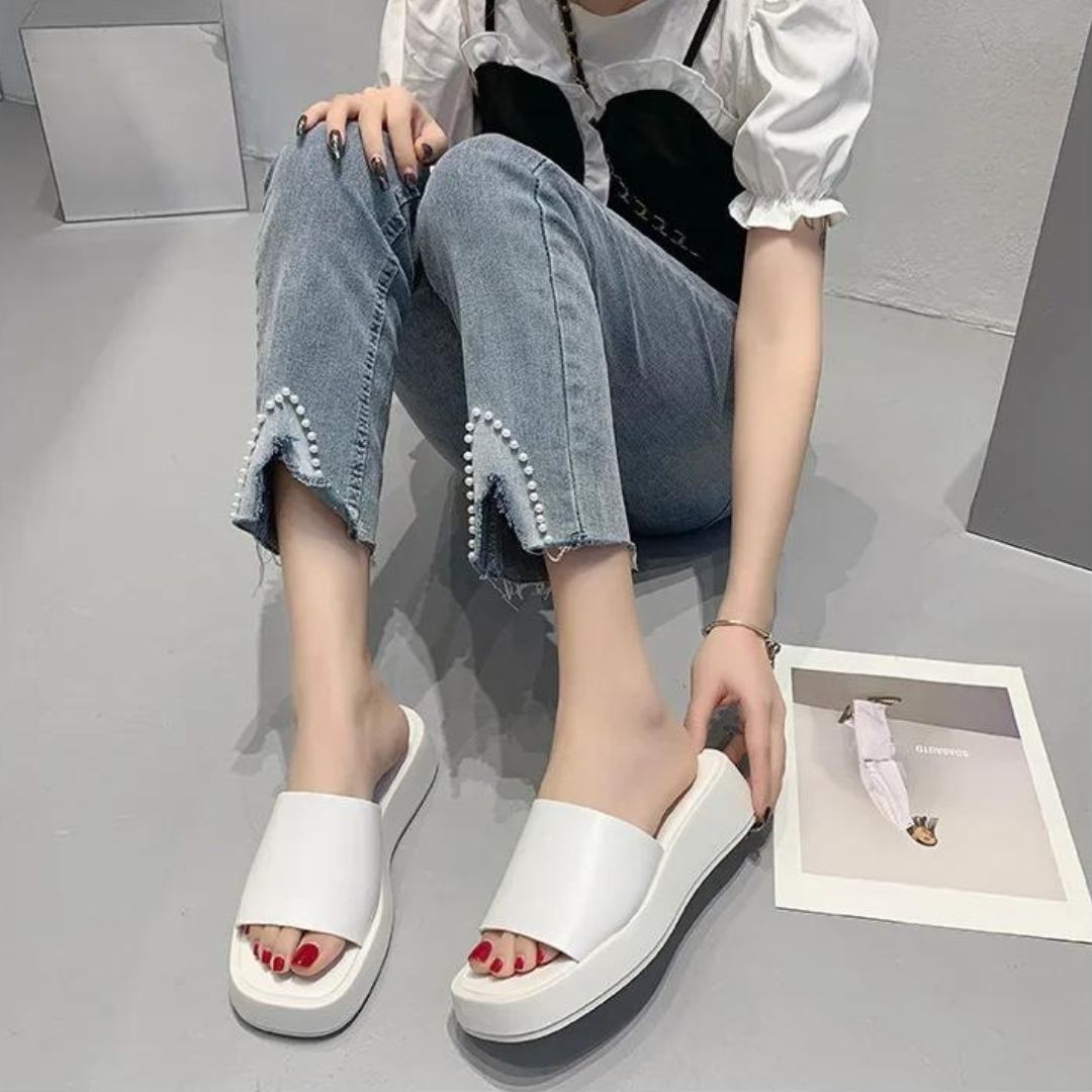Minimalistiske slidesandaler med bred rem