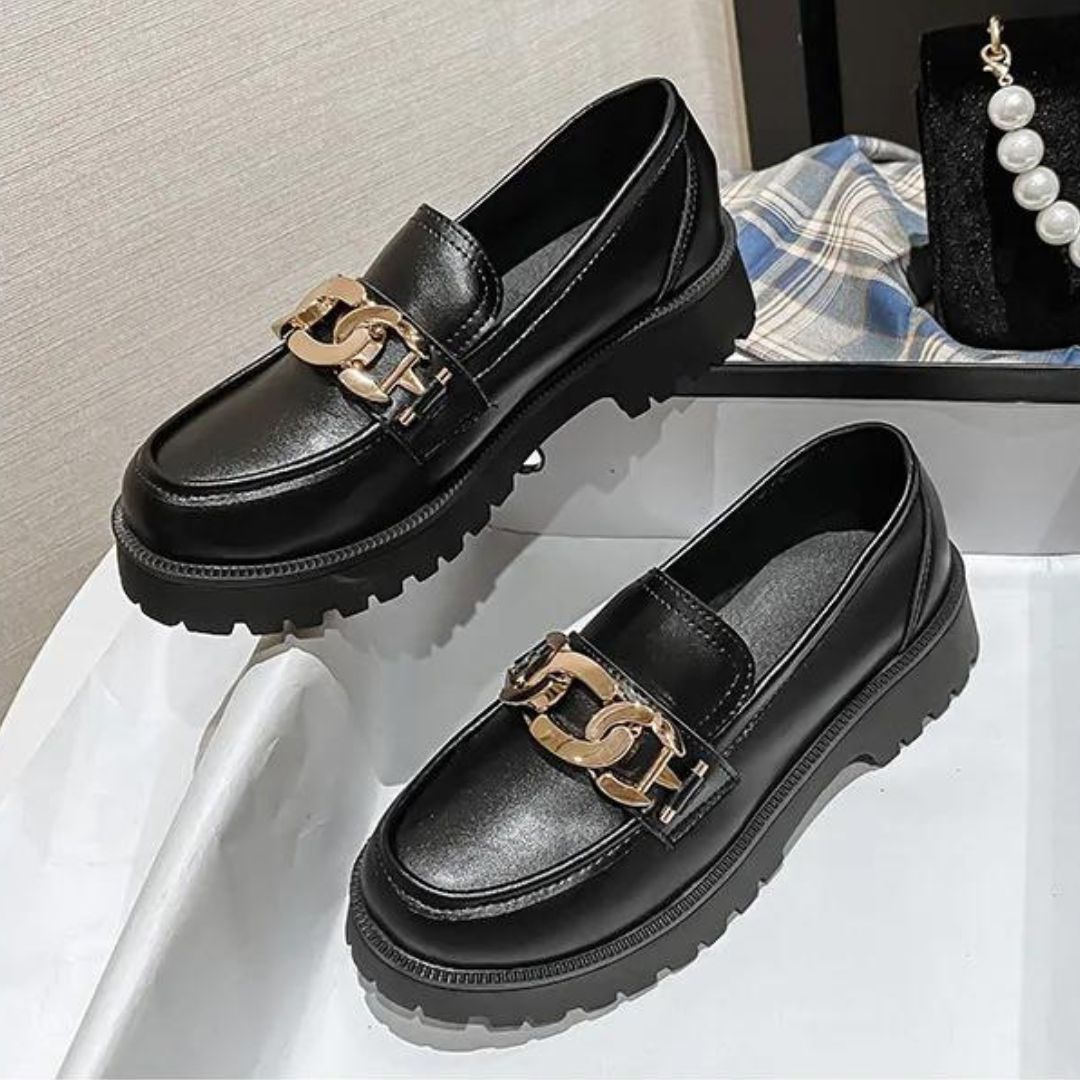 Klassisk loafer med kjededetaljer