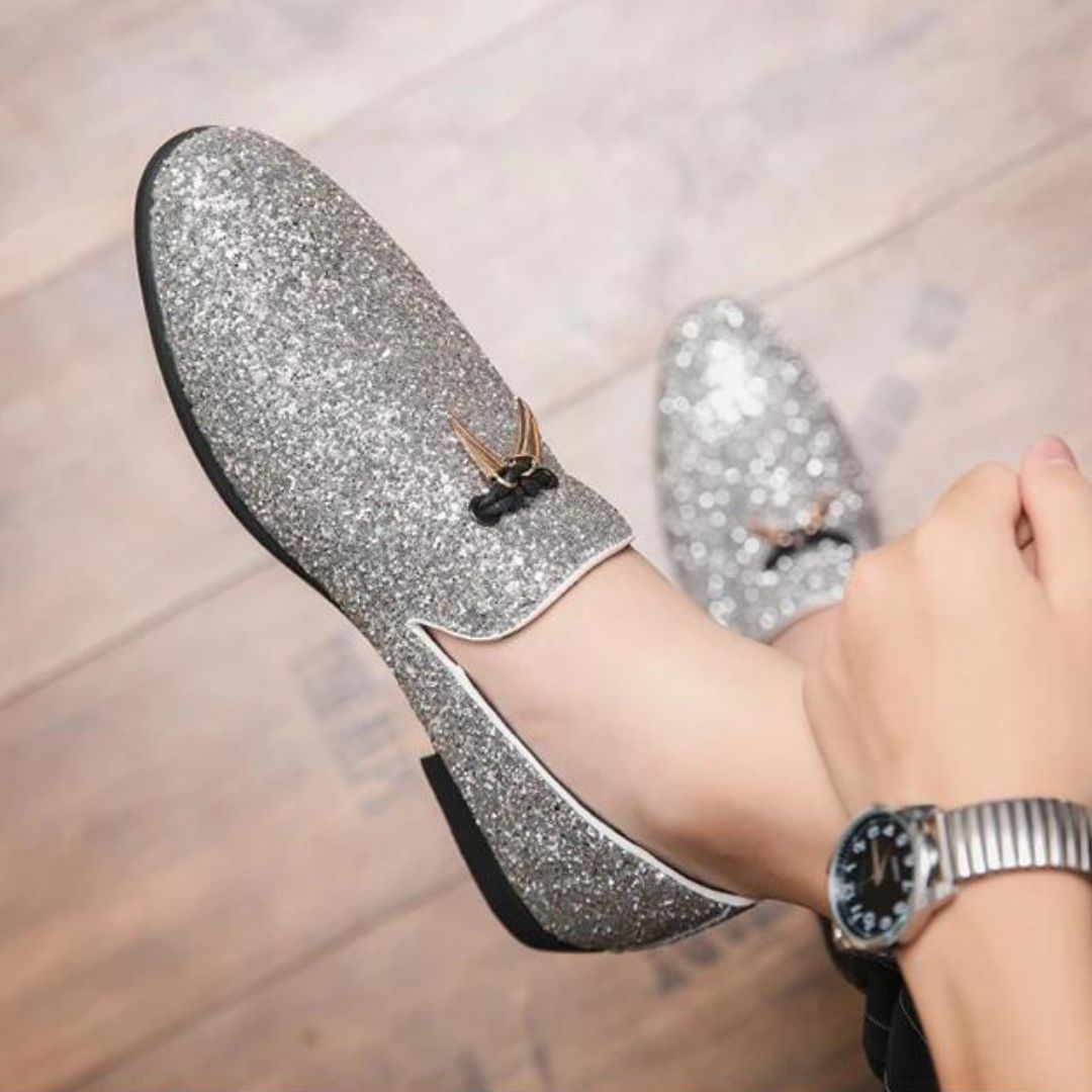 Elegante slip-on-sko med glitter og dusker