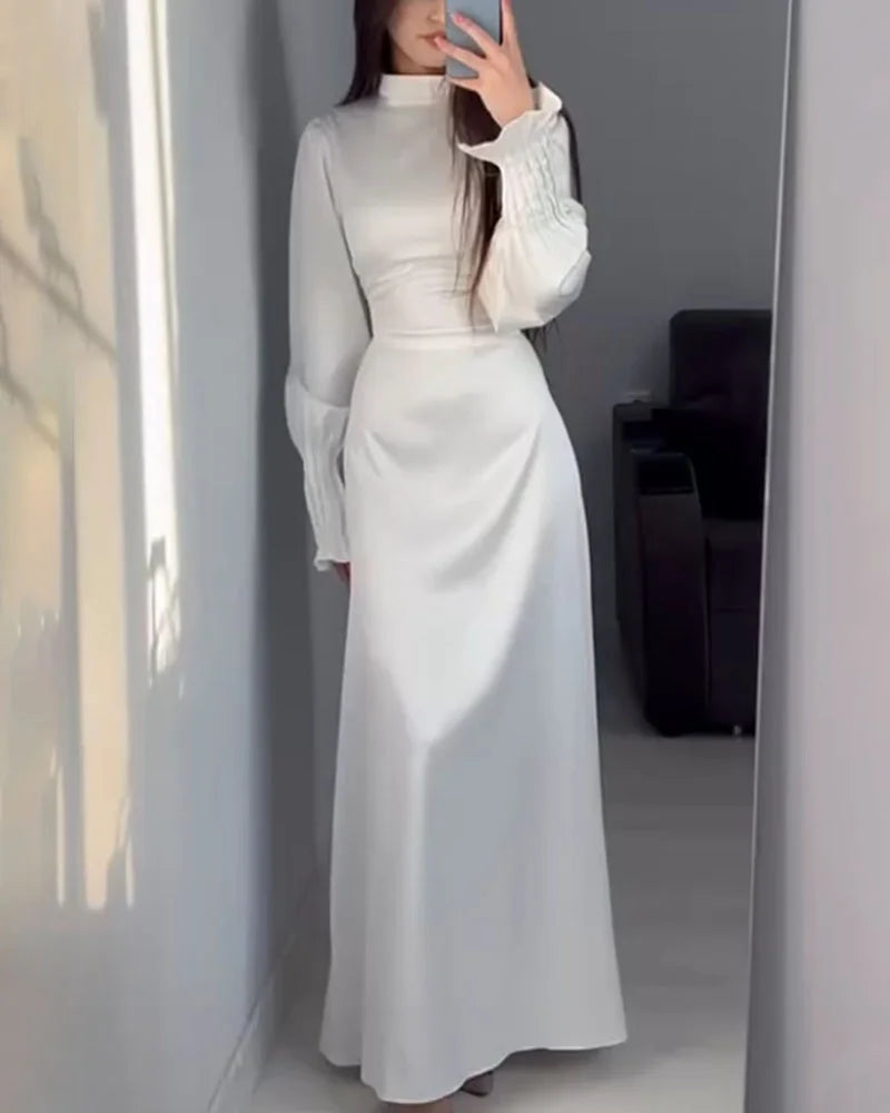 Elegant kjole med plisserte mansjetter