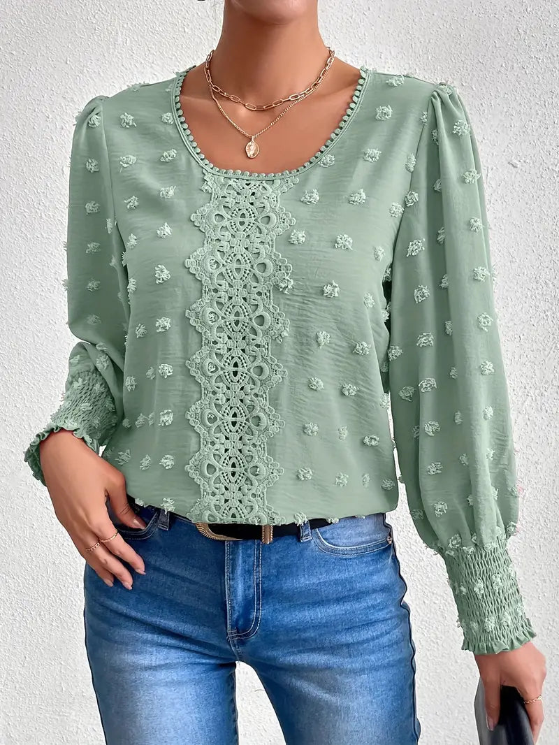 Elegant bluse med sveitsiske prikker og rund utringning