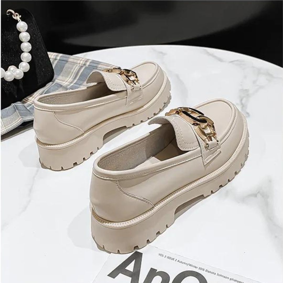 Klassisk loafer med kjededetaljer