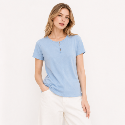 Ribbestrikket T-skjorte til Dame – Sommertopp med Cut-Out og Perleknapper