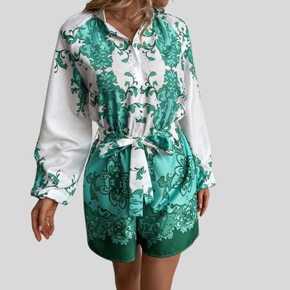 Elegant playsuit med blomstertrykk og linning