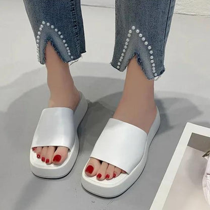Minimalistiske slidesandaler med bred rem