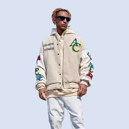 Brodert hettegenser med fargerike bokstaver