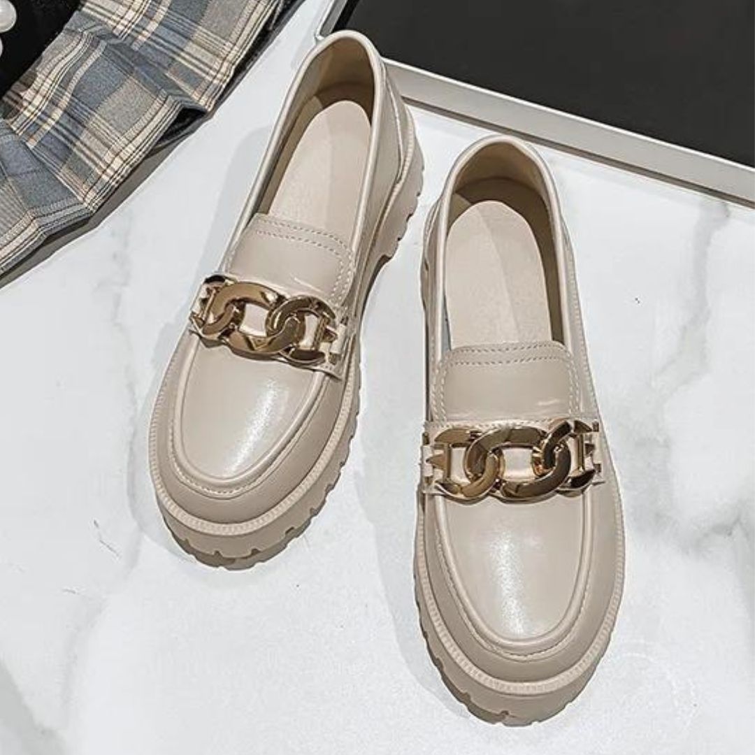 Klassisk loafer med kjededetaljer