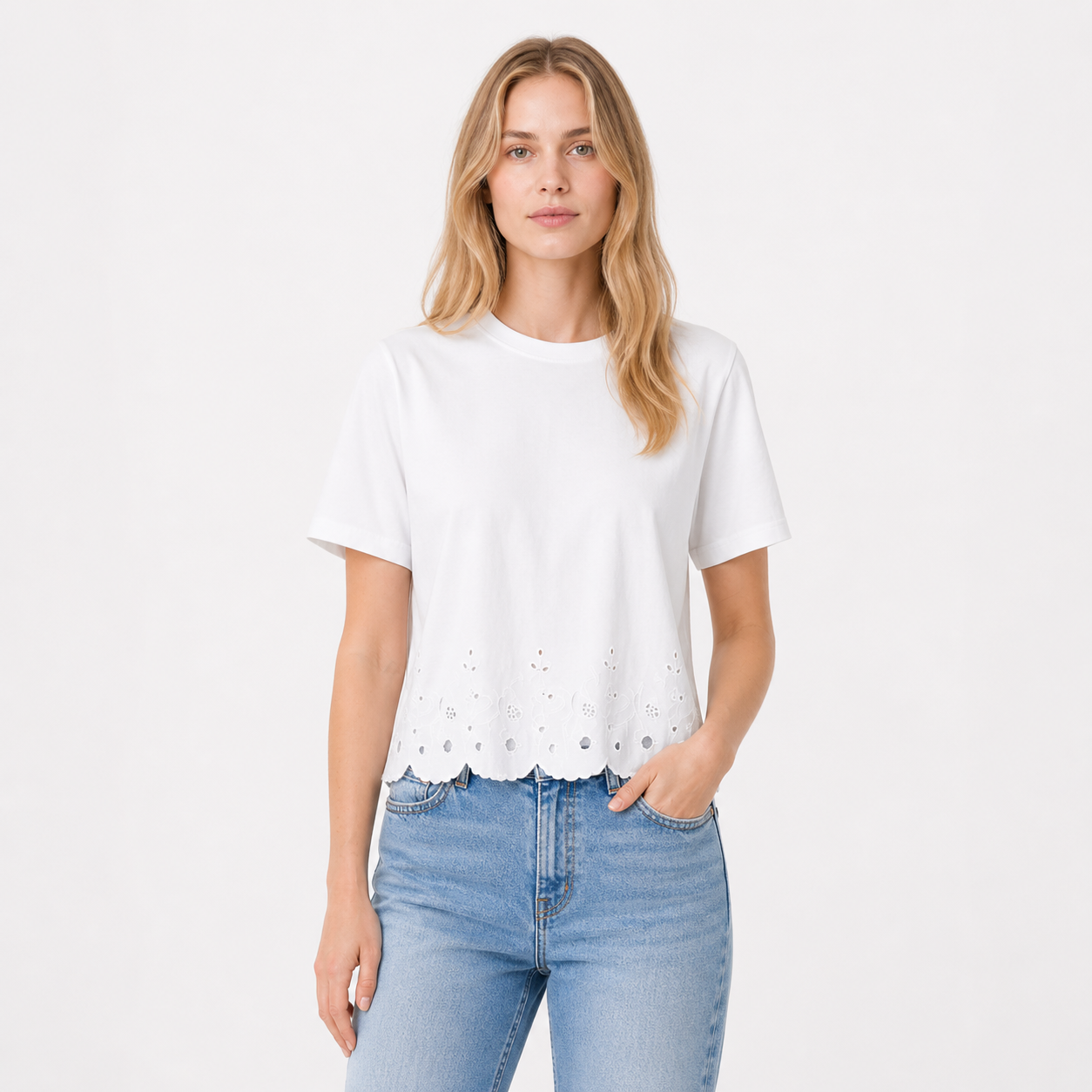 Basic T-skjorte til Dame – Med Brodert Hem &amp; Elegant Hverdagsstil